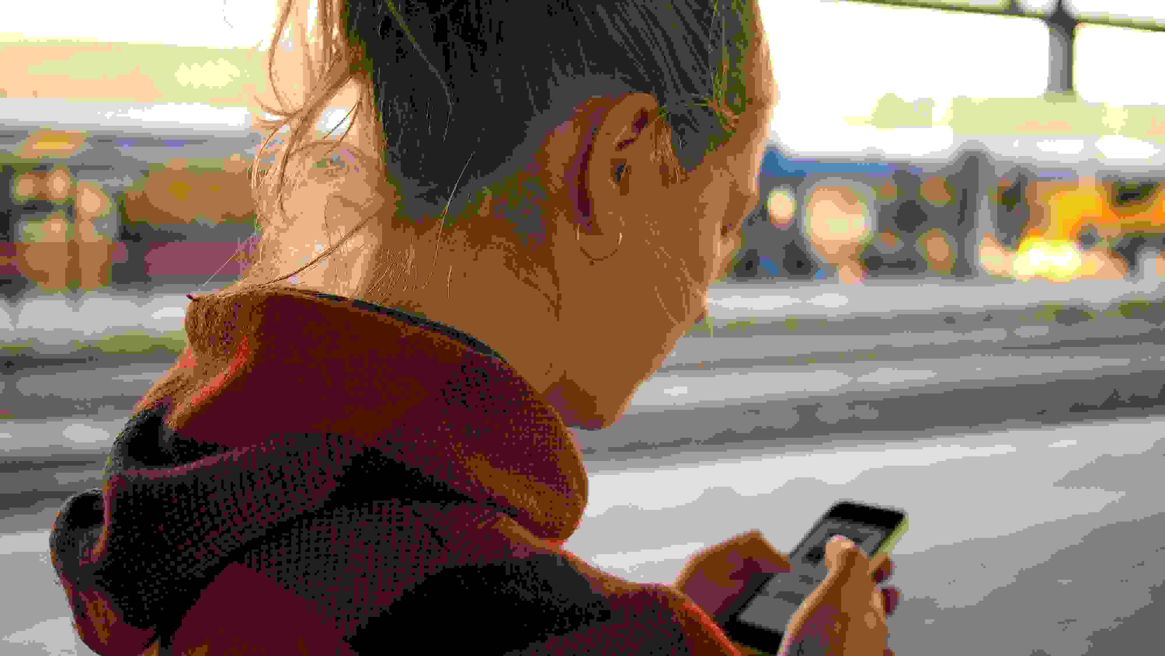 Kvinde kigger på mobiltelefon
